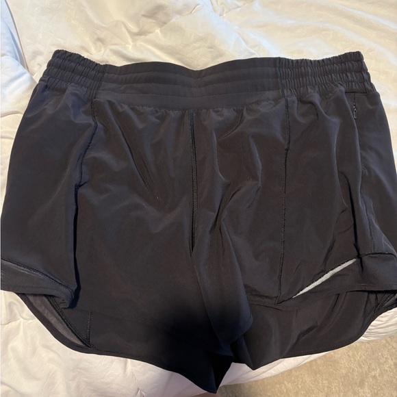Lululemon hotty hot shorts size 12, 4 inches black - Picture 1 of 3